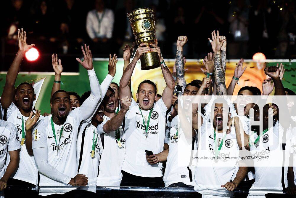 DFB Pokal Final Men Eintracht Frankfurt Bayern Munich Muenchen v l Celebrate Cup Winners Cup Winners Jubel Pokalübergabe Team Photo Alexander Alex Meier Eintracht Frankfurt Berlin
