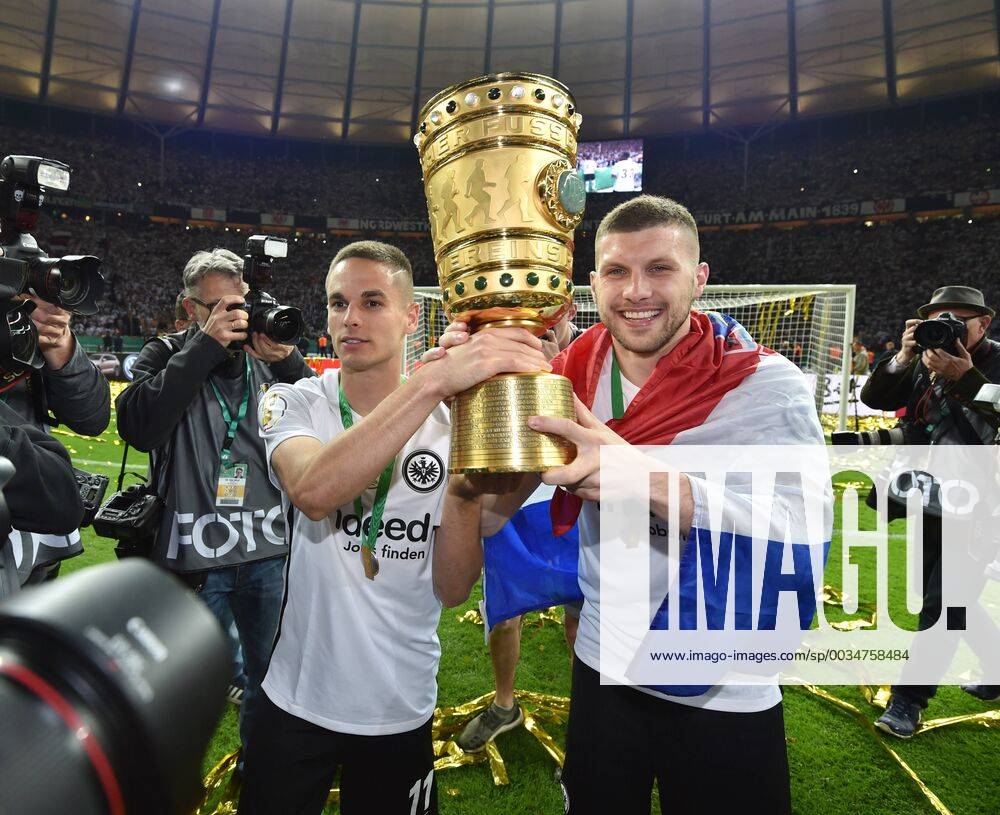 Soccer GER DFB Pokal Final Season 2017 2018 FC Bayern Muenchen Eintracht Frankfurt 1 3 Ante Rebic Eintracht Frankfurt re and Mijat Gacinovic Eintracht Frankfurt with the cup Team2