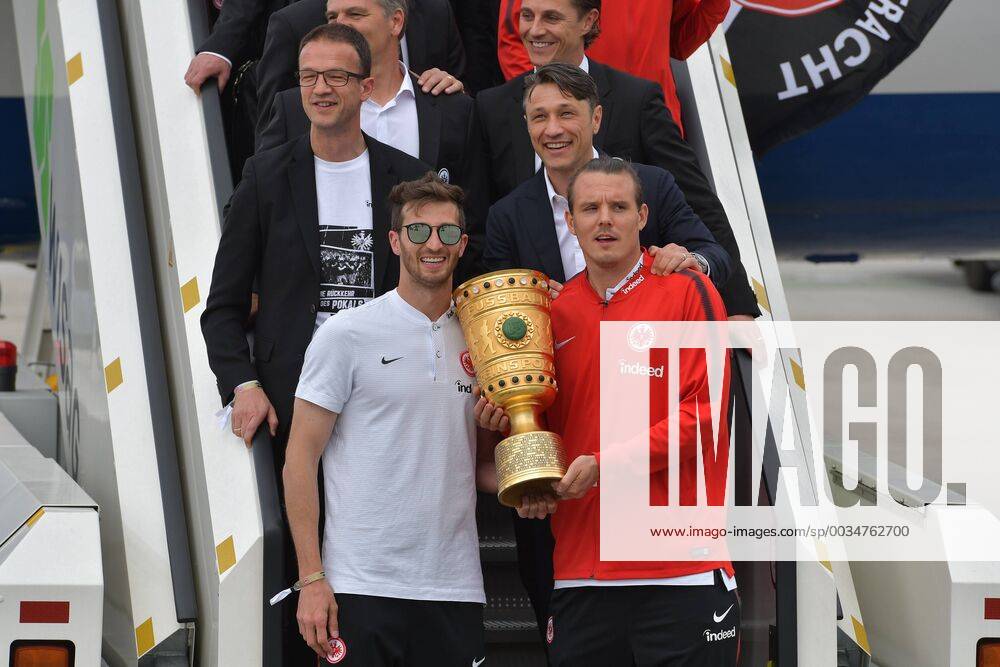 Football Eintracht Frankfurt Arrival at Frankfurt Airport with the DFB Cup Fredi Bobic Member of the Board Eintracht Frankfurt Soccer Coach Niko Kovac Eintracht Frankfurt David Abraham Eintracht Frankfurt Alexander Alex Meier Eintracht Frankfurt with the DFB Cup Frankfurt am Main