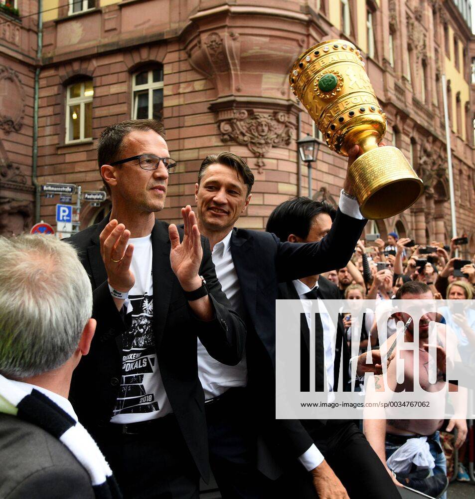 Football Eintracht Frankfurt Reception at the Roemer with the DFB Cup from left Fredi Bobic Member of the Board Eintracht Frankfurt Soccer Coach Niko Kovac Eintracht Frankfurt cheers cheering with the DFB Pokal Cup over the cup victory in the autocorros through the city of Frankfurt am Main Frankfurt am Main