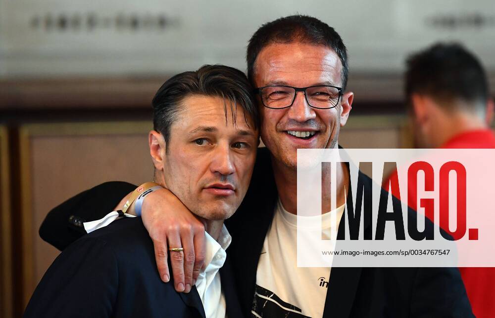 Football Eintracht Frankfurt Reception at the Roemer with the DFB Cup v l Trainer Niko Kovac Eintracht Frankfurt Fredi Bobic Member of the Executive Board Eintracht Frankfurt Soccer AG Frankfurt am Main