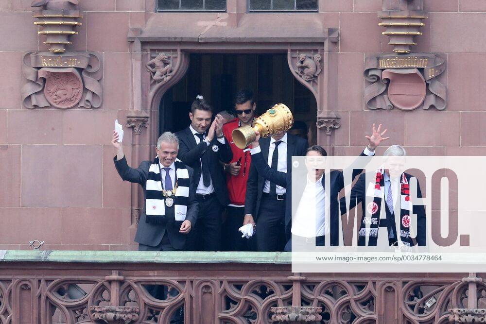 Coach Niko Kovac Eintracht Frankfurt enters with the DFB Cup Mayor Peter Feldmann and Prime Minister Volker Bouffier the balcony Kovac cheering DFB Cup winner 2018 Eintracht Frankfurt returns from Berlin to Frankfurt Reception at the Römer Balcony at Frankfurt City Hall Eintracht Frankfurt DFB Cup winner 2018 Reception Frankfurt am Main