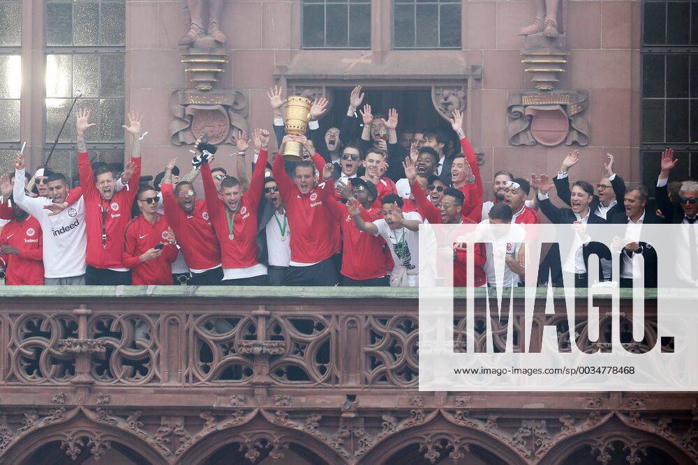 Alexander Meier Frankfurt 14 Soccer God with the DFB Cup Jubilation of the crew Cheering with arms stretched to the sky Laola DFB Winners Cup 2018 Eintracht Frankfurt returns from Berlin to Frankfurt Reception at the Römer Balcony at Frankfurt City Hall Eintracht Frankfurt DFB Cup Winners 2018 Reception Frankfurt am Main