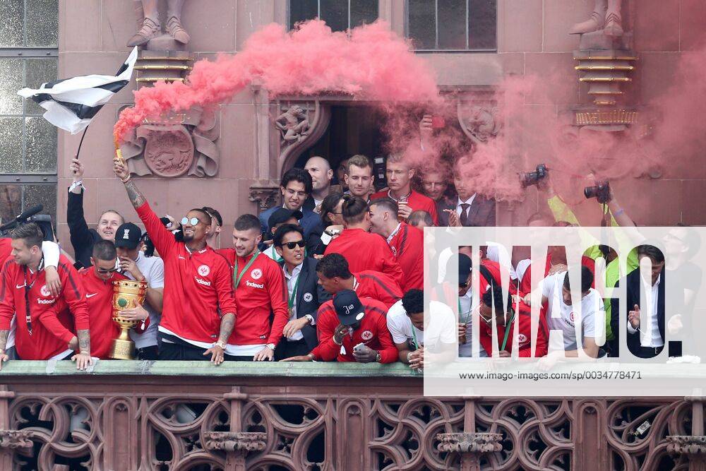 Kevin Prince Boateng Eintracht Frankfurt No 17 fires a red smoke bomb DFB Cup Winner 2018 Eintracht Frankfurt returns from Berlin to Frankfurt Reception at the Römer Balcony at Frankfurt City Hall Eintracht Frankfurt DFB Cup Winner 2018 Reception Frankfurt am Main