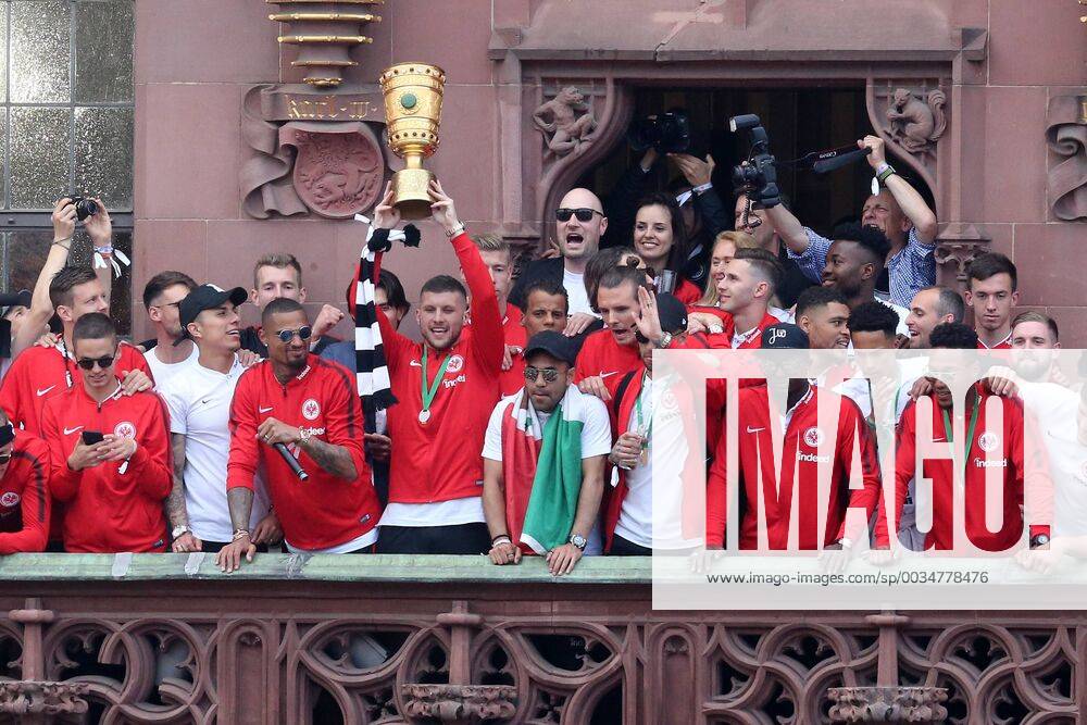 Pokal hero Ante Rebic Frankfurt 4 draws the DFB Pokal into the Frankfurt sky DFB Cup winner 2018 Eintracht Frankfurt returns from Berlin to Frankfurt Reception at the Römer Balcony at Frankfurt City Hall Eintracht Frankfurt DFB Cup winner 2018 Reception Frankfurt am Main