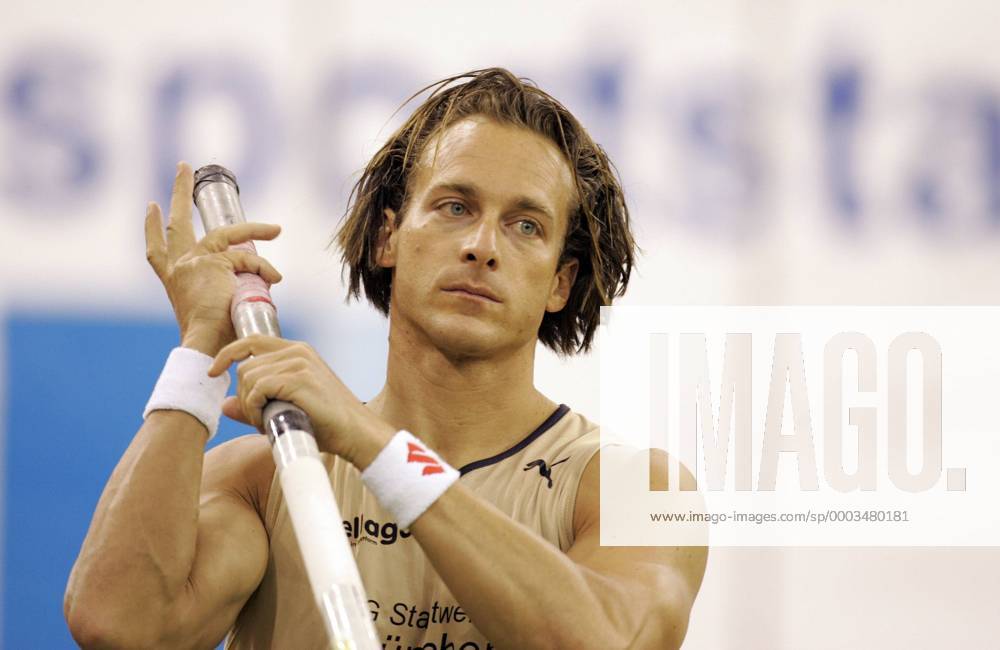 Tim Lobinger (Deutschland) nachdenklich Leichtathletik Herren PSD Bank Meeting 2008, Halle, Indoor, Hallenmeeting, Sportfest, Stab, Stabhoch, Stabhochsprung Einzelbild Düsseldorf Leichtathletik Herren PSD Bank Meeting 2008, Halle, Indoor, Hallenmeeting, Sportfest, Stab, Stabhoch, Stabhochsprung Einzelbild Düsseldorf