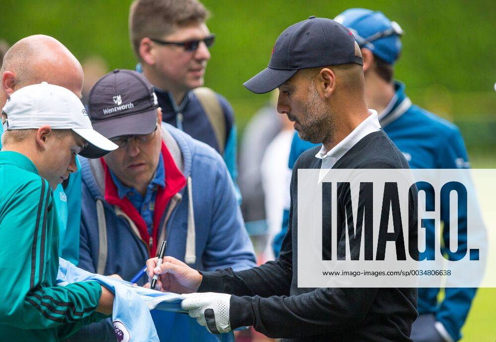 Tommy Fleetwood (England) signs a Man City shirt during the BMW PGA Golf Herren PRO-AM GOLF at Wentworth Drive, Virginia Water, England on 23 May 2018.