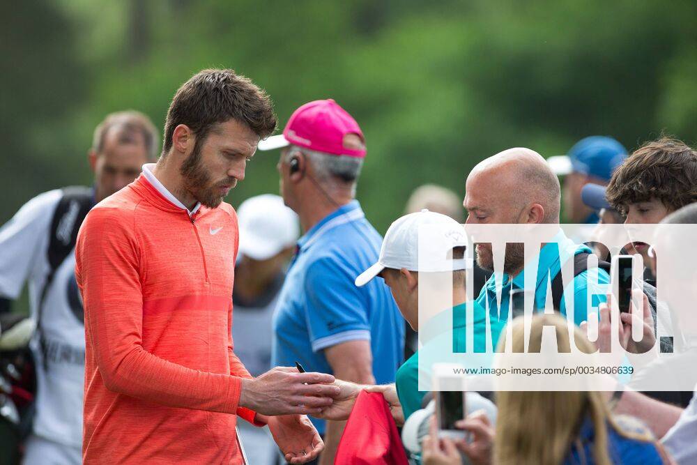 Michael Carrick Manchester United ManU Coach) sign a Man Utd shirt during the BMW PGA Golf Herren PRO-AM GOLF at Wentworth Drive, Virginia Water, England on 23 May 2018.