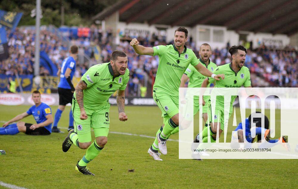 Soccer Regional League 3 Bundesliga 2017 2018 Promotion Match to the 3 Liga 1 FC Saarbrücken TSV 1860 Munich at the Hermann Neuberger Stadion Völklingen Torjubel Sascha Mölders li TSV 1860 München to the 1 0
