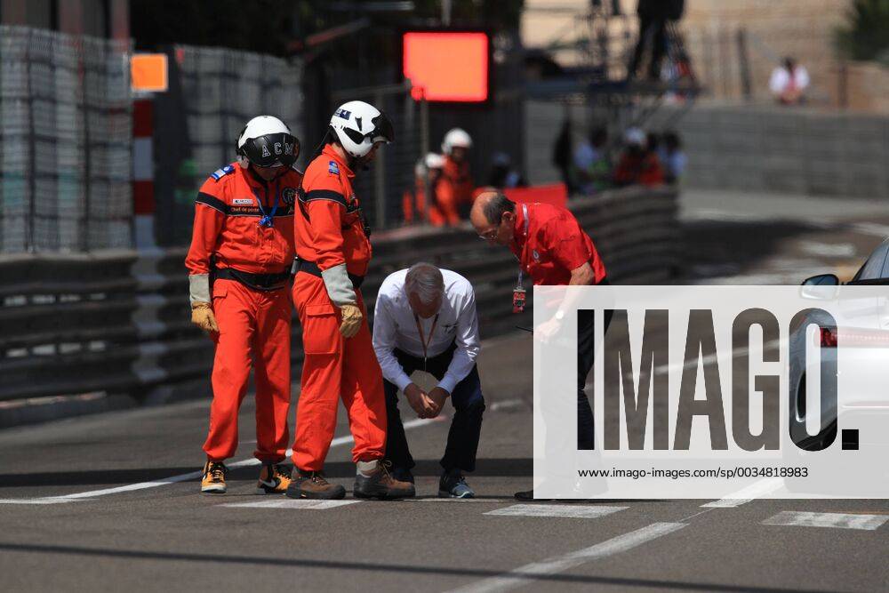 Charlie Whiting looks at the asphalt Grand Prix of Monaco 2018 Race Motorsport Formula 1 24 05 2018 Grand Prix of Monaco 2018 Race Motorsport Formula 1 24 05 2018 Monte Carlo