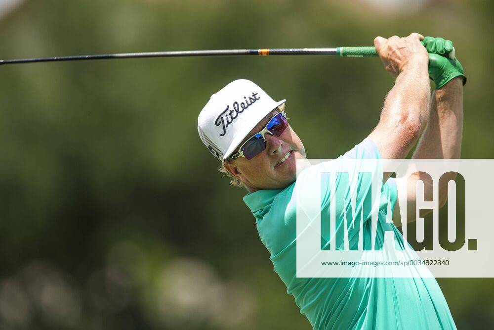 Fort Worth, TX, USA - FORT WORTH, TX - MAY 24, 2018 - Charley Hoffman is the leader at midday during the first round of the 2018 Fort Worth Invitational PGA Golf Herren at Colonial Country Club in Fort Worth, Texas 2018 Fort Worth Invitational PGA - ZUMAsc5_ 20180524_zaf_sc5_023