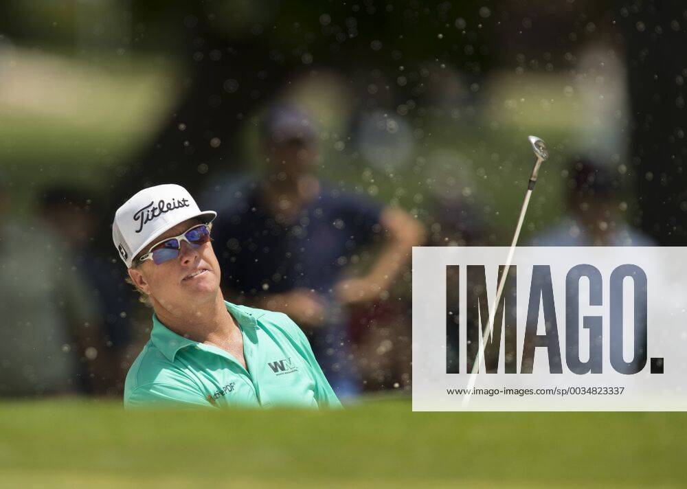 Fort Worth, TX, USA - FORT WORTH, TX - MAY 24, 2018 - Charley Hoffman hits out of the sand trap on the 17th hole and is the leader at midday during the first round of the 2018 Fort Worth Invitational PGA Golf Herren at Colonial Country Club in Fort Worth, Texas 2018 Fort Worth Invitational PGA - ZUMAsc5_ 20180524_zaf_sc5_036