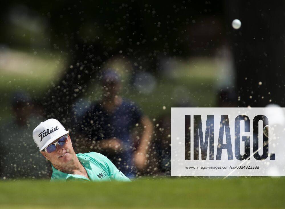 Fort Worth, TX, USA - FORT WORTH, TX - MAY 24, 2018 - Charley Hoffman hits out of the sand trap on the 17th hole and is the leader at midday during the first round of the 2018 Fort Worth Invitational PGA Golf Herren at Colonial Country Club in Fort Worth, Texas 2018 Fort Worth Invitational PGA - ZUMAsc5_ 20180524_zaf_sc5_037