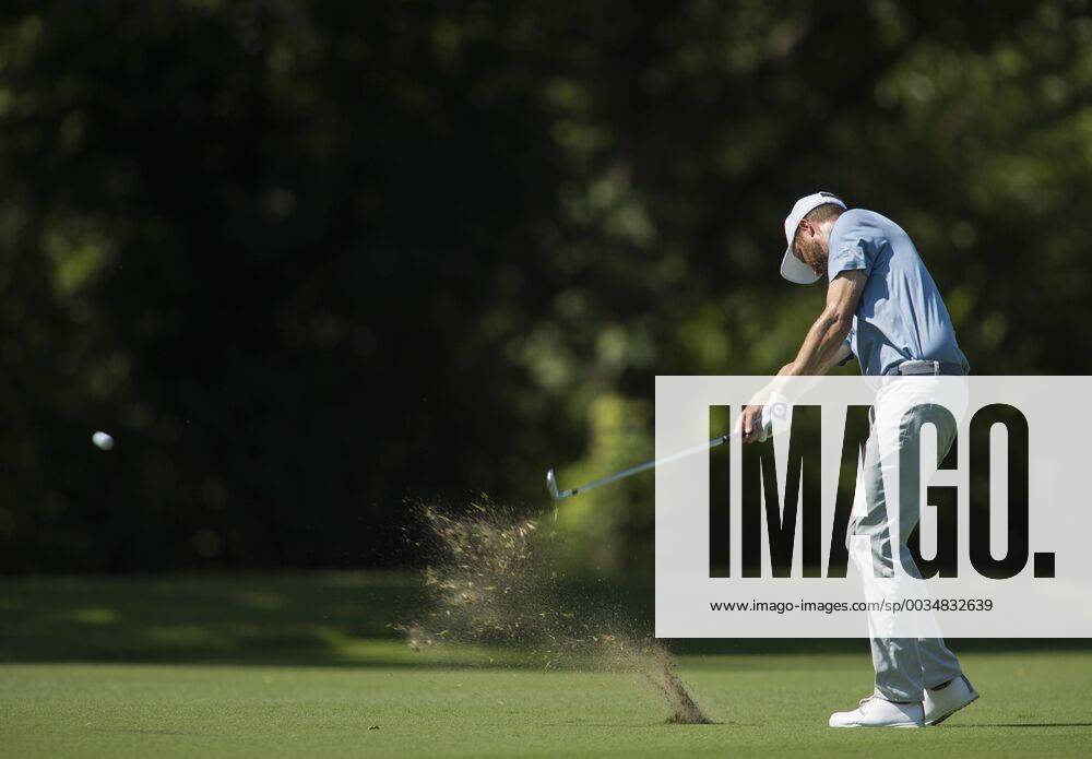 Fort Worth, TX, USA - FORT WORTH, TX - MAY 25, 2018 - Chris Kirk hits his approach on the 11th hole during the second round of the 2018 Fort Worth Invitational PGA Golf Herren at Colonial Country Club in Fort Worth, Texas 2018 Fort Worth Invitational PGA - ZUMAsc5_ 20180525_zaf_sc5_008