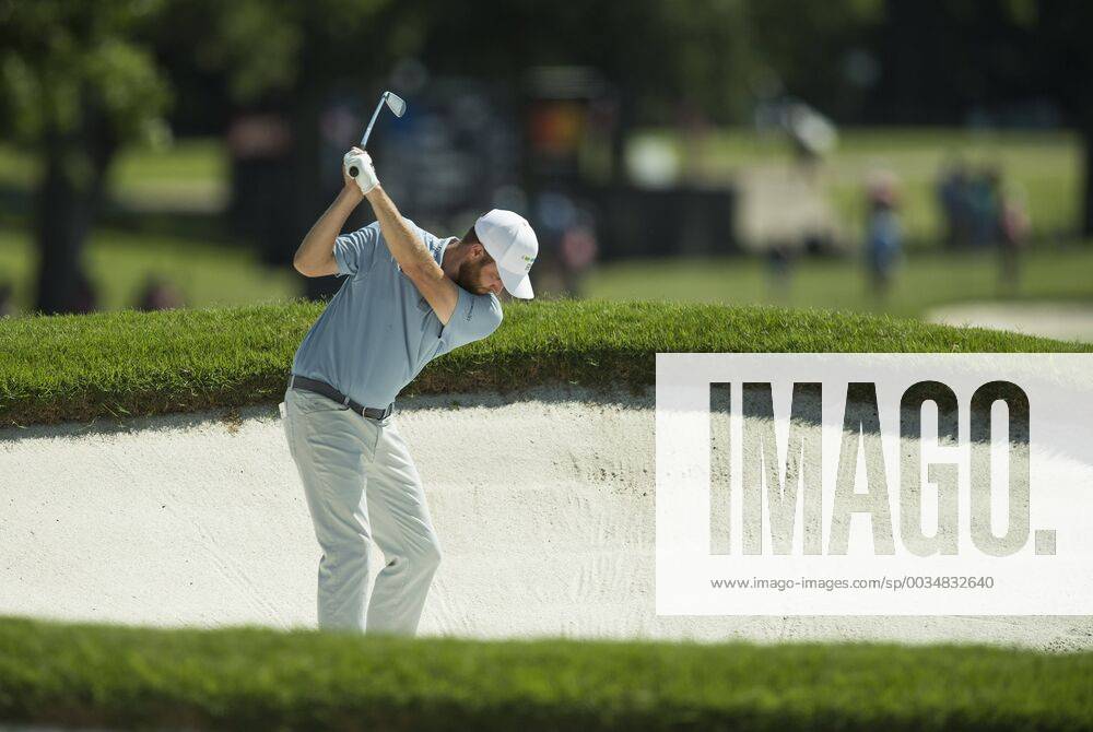 Fort Worth, TX, USA - FORT WORTH, TX - MAY 25, 2018 - Chris Kirk hits a fairway bunker shot on the 11th hole during the second round of the 2018 Fort Worth Invitational PGA Golf Herren at Colonial Country Club in Fort Worth, Texas 2018 Fort Worth Invitational PGA - ZUMAsc5_ 20180525_zaf_sc5_009