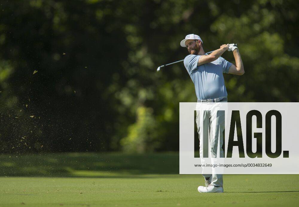 Fort Worth, TX, USA - FORT WORTH, TX - MAY 25, 2018 - Chris Kirk hits his approach on the 11th hole during the second round of the 2018 Fort Worth Invitational PGA Golf Herren at Colonial Country Club in Fort Worth, Texas 2018 Fort Worth Invitational PGA - ZUMAsc5_ 20180525_zaf_sc5_010