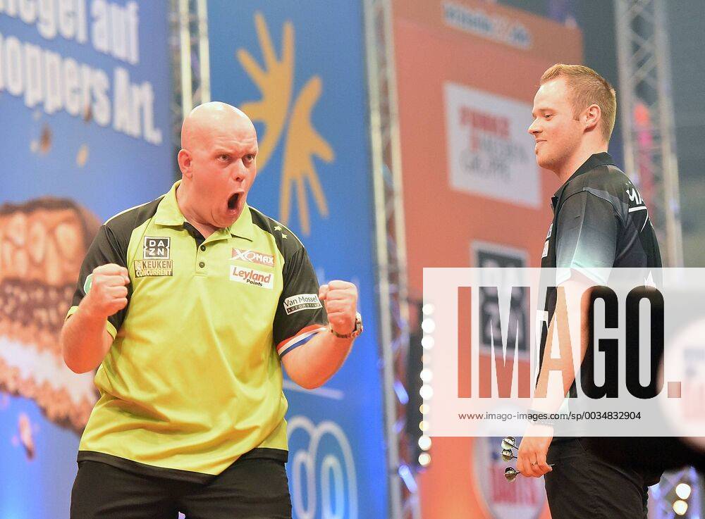 Dart German Dart Masters 2018 at Schalke v l Michael van Gerwen Netherlands cheering Max Maxiser Hopp Germany Gelsenkirchen