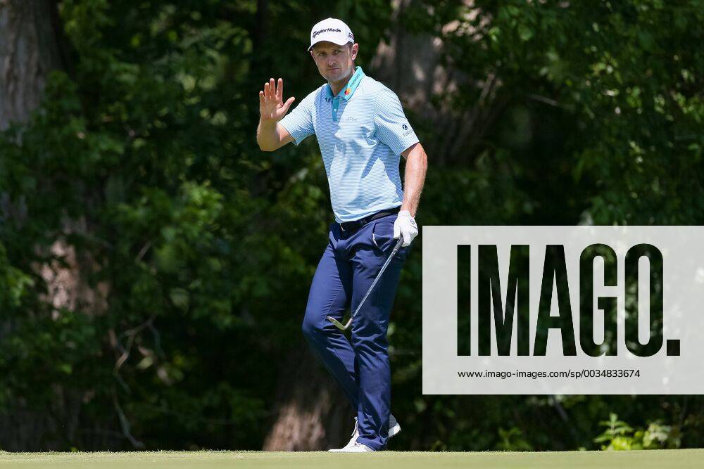 FORT WORTH, TX - MAY 25: Justin Rose of England chips in for birdie on 7 during the second round of the Fort Worth Invitational on May 25, 2018 at Colonial Country Club in Fort Worth, TX. (Photo by Andrew Dieb Icon Sportswire) GOLF: MAY 25 PGA Golf Herren - Fort Worth Invitational Icon180525225