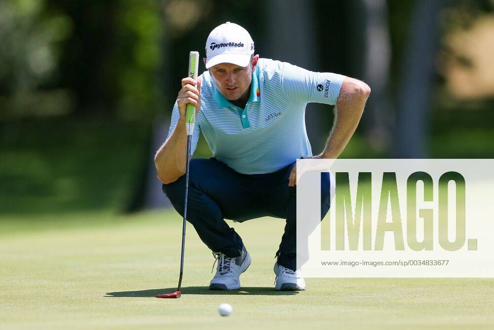 FORT WORTH, TX - MAY 25: Justin Rose of England lines up his putt the 8 green during the second round of the Fort Worth Invitational on May 25, 2018 at Colonial Country Club in Fort Worth, TX. (Photo by Andrew Dieb Icon Sportswire) GOLF: MAY 25 PGA Golf Herren - Fort Worth Invitational Icon180525312