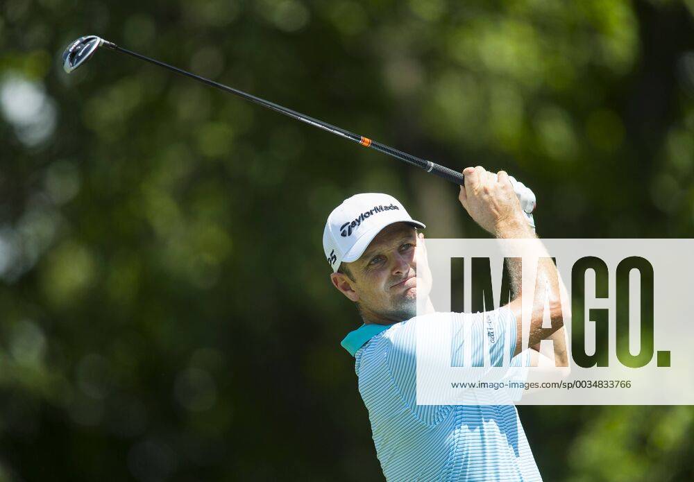 Fort Worth, TX, USA - FORT WORTH, TX - MAY 25, 2018 - Justin Rose tees off on the 9th hole during the second round of the 2018 Fort Worth Invitational PGA Golf Herren at Colonial Country Club in Fort Worth, Texas 2018 Fort Worth Invitational PGA - ZUMAsc5_ 20180525_zaf_sc5_015
