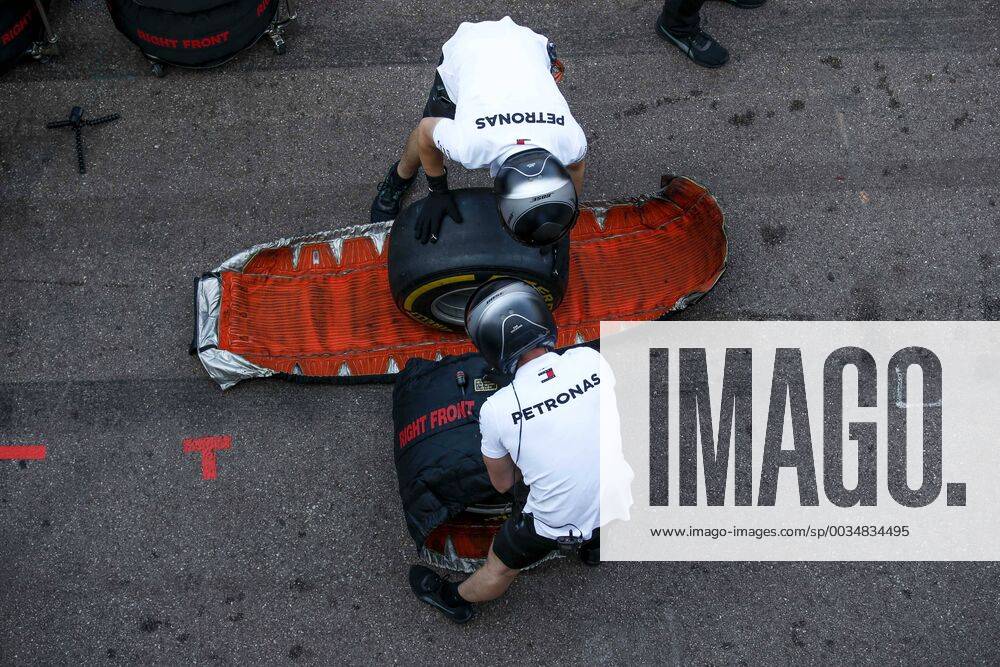 Motorsports: FIA Formula One World Championship WM Weltmeisterschaft 2018, Grand Prix of Monaco, Mechanic of Mercedes AMG Petronas Motorsport during pit stop training Monte Carlo Monaco