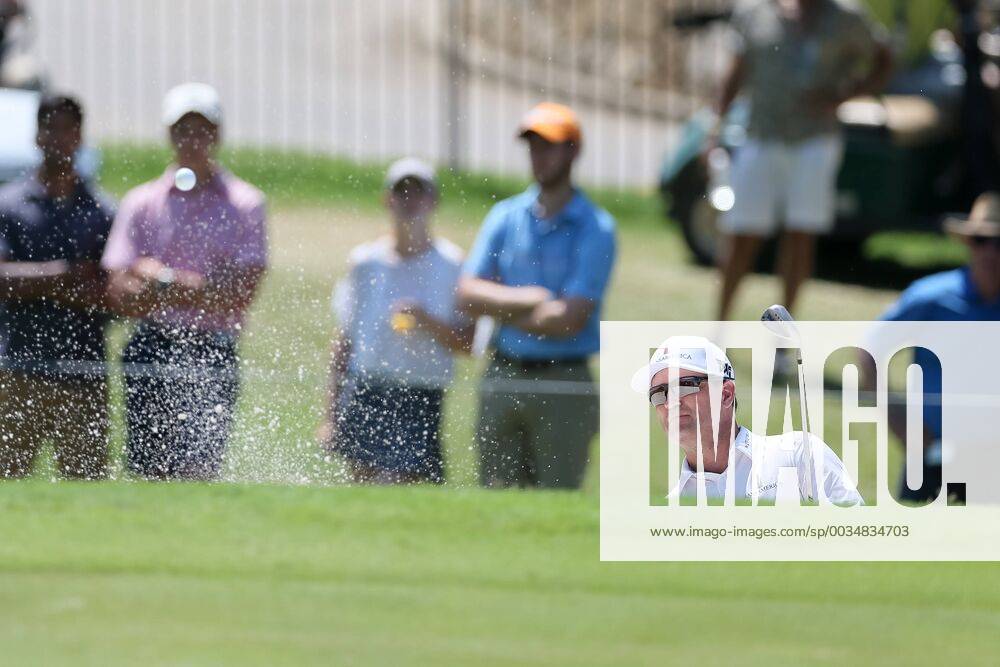 FORT WORTH, TX - MAY 25: Zach Johnson hits from the green side bunker on 5 during the second round of the Fort Worth Invitational on May 25, 2018 at Colonial Country Club in Fort Worth, TX. (Photo by Andrew Dieb Icon Sportswire) GOLF: MAY 25 PGA Golf Herren - Fort Worth Invitational Icon180525028