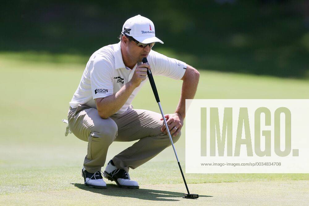 FORT WORTH, TX - MAY 25: Zach Johnson lines up his parr putt on 5 during the second round of the Fort Worth Invitational on May 25, 2018 at Colonial Country Club in Fort Worth, TX. (Photo by Andrew Dieb Icon Sportswire) GOLF: MAY 25 PGA Golf Herren - Fort Worth Invitational Icon180525068