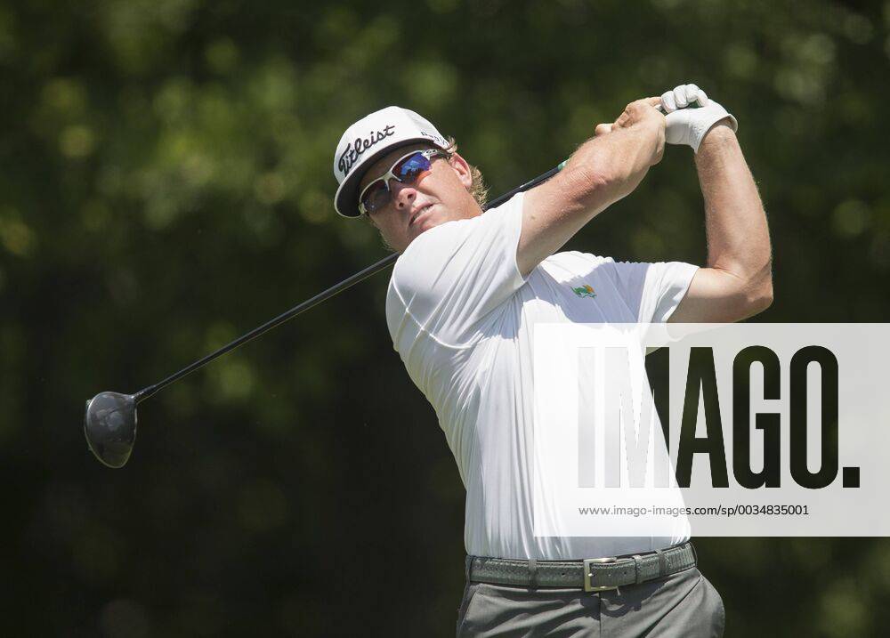 Fort Worth, TX, USA - FORT WORTH, TX - MAY 25, 2018 - Charley Hoffman tees off on the 9th hole during the second round of the 2018 Fort Worth Invitational PGA Golf Herren at Colonial Country Club in Fort Worth, Texas 2018 Fort Worth Invitational PGA - ZUMAsc5_ 20180525_zaf_sc5_020