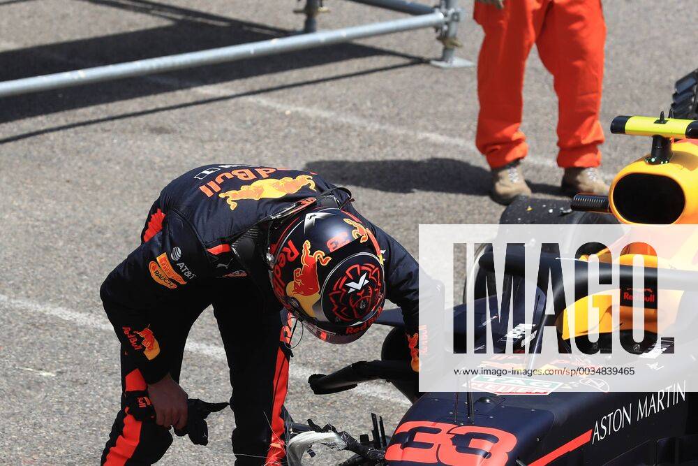 26th May 2018, Circuit de Monaco, Monaco, Monte Carlo; Monaco Formula 1 Grand Prix, Saturday qualifying; Aston Martin Red Bull Racing TAG Heuer, Max Verstappen crashes on exit of Swimming Pool and inspects the front right damage ActionPlus12028814 Octane