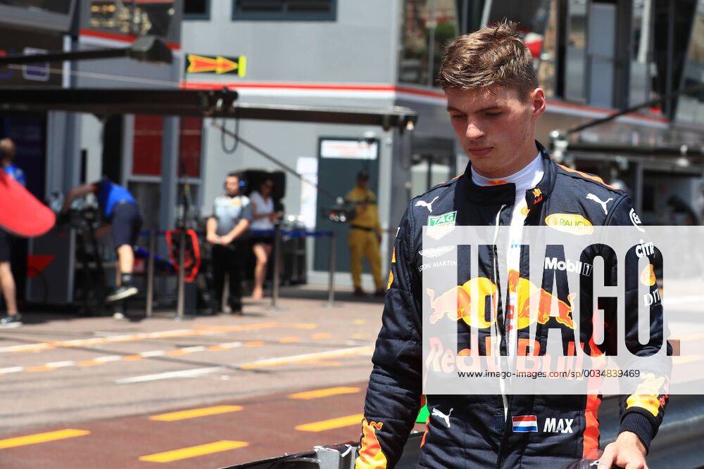 26th May 2018, Circuit de Monaco, Monaco, Monte Carlo; Monaco Formula 1 Grand Prix, Saturday qualifying; Aston Martin Red Bull Racing TAG Heuer, Max Verstappen crashes on exit of Swimming Pool and walks back to the garage ActionPlus12028820 Octane