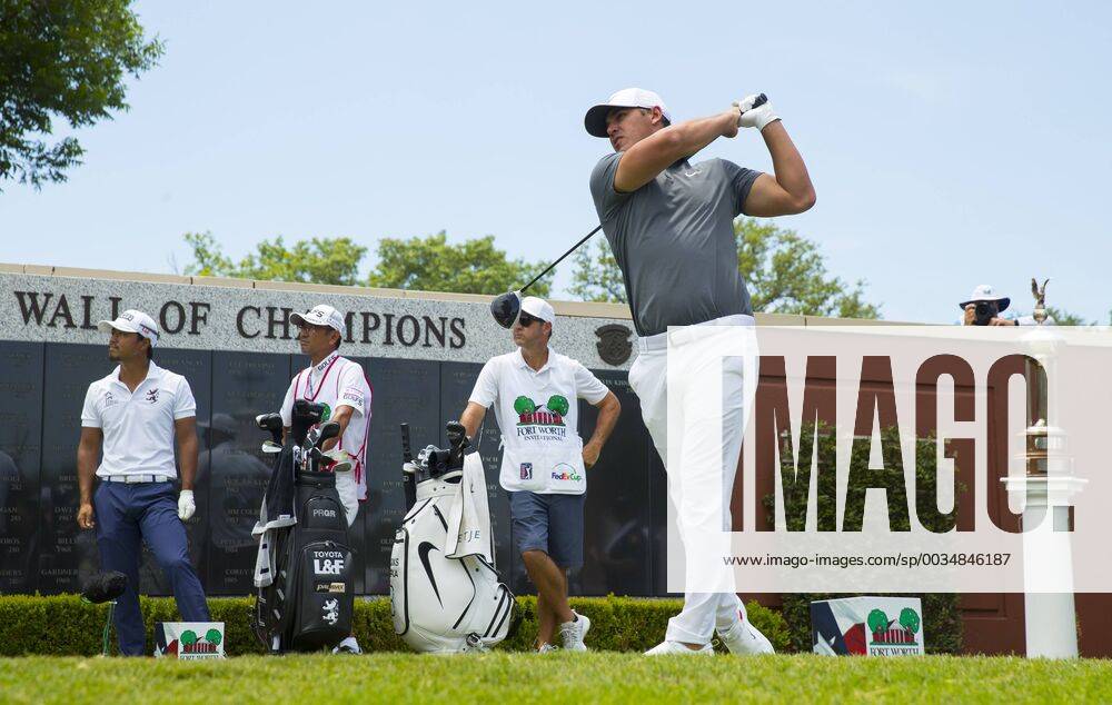 Fort Worth, TX, USA - FORT WORTH, TX - MAY 26, 2018 - Brooks Koepka tees off on the first hole to start the third round of the 2018 Fort Worth Invitational PGA Golf Herren at Colonial Country Club in Fort Worth, Texas 2018 Fort Worth Invitational PGA - ZUMAsc5_ 20180526_zaf_sc5_011