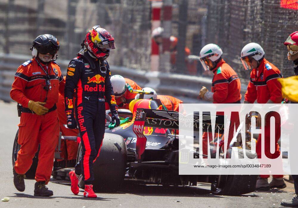 Montecarlo, Monaco - Max Verstappen of Netherland and Red Bull Racing driver crash his car during the practice session on Formula 1 Grand Prix de Monaco on May 26, 2018 in Monte Carlo, Monaco. F1 Grand Prix of Monaco - Qualifying - ZUMAn230 20180526_zaa_n230_971