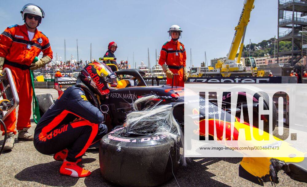 Montecarlo, Monaco - Max Verstappen of Netherland and Red Bull Racing driver crash his car during the practice session on Formula 1 Grand Prix de Monaco on May 26, 2018 in Monte Carlo, Monaco. F1 Grand Prix of Monaco - Qualifying - ZUMAn230 20180526_zaa_n230_991