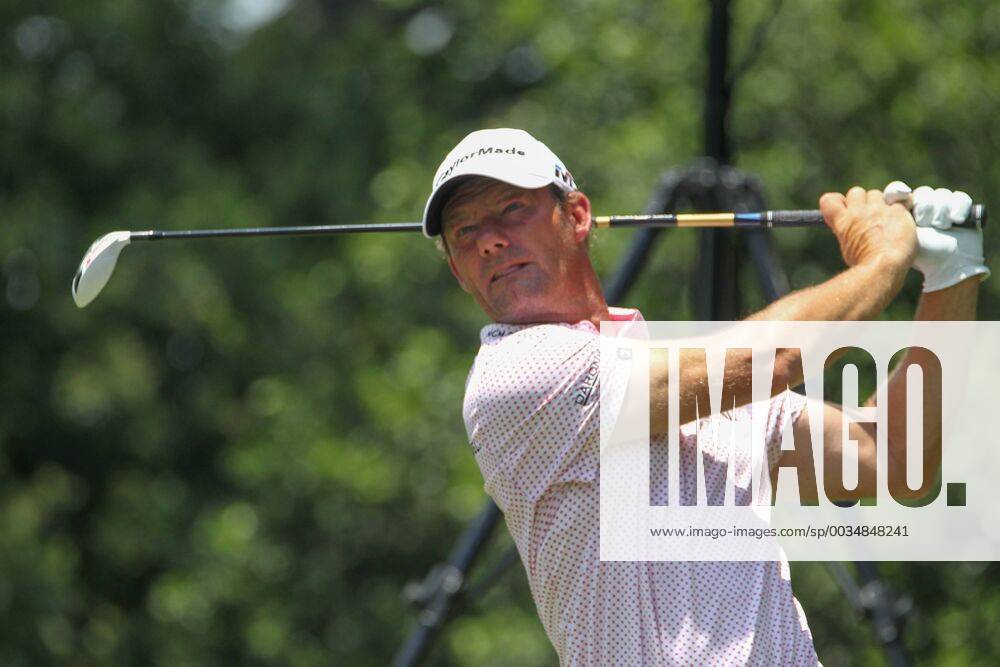 FORT WORTH, TX - MAY 26: Alex Cejka (GER) hits from the 9th tee during the third round of the Fort Worth Invitational on May 26, 2018 at Colonial Country Club in Fort Worth, TX. (Photo by George Walker Icon Sportswire) GOLF: MAY 26 PGA Golf Herren - Fort Worth Invitational Icon18052620