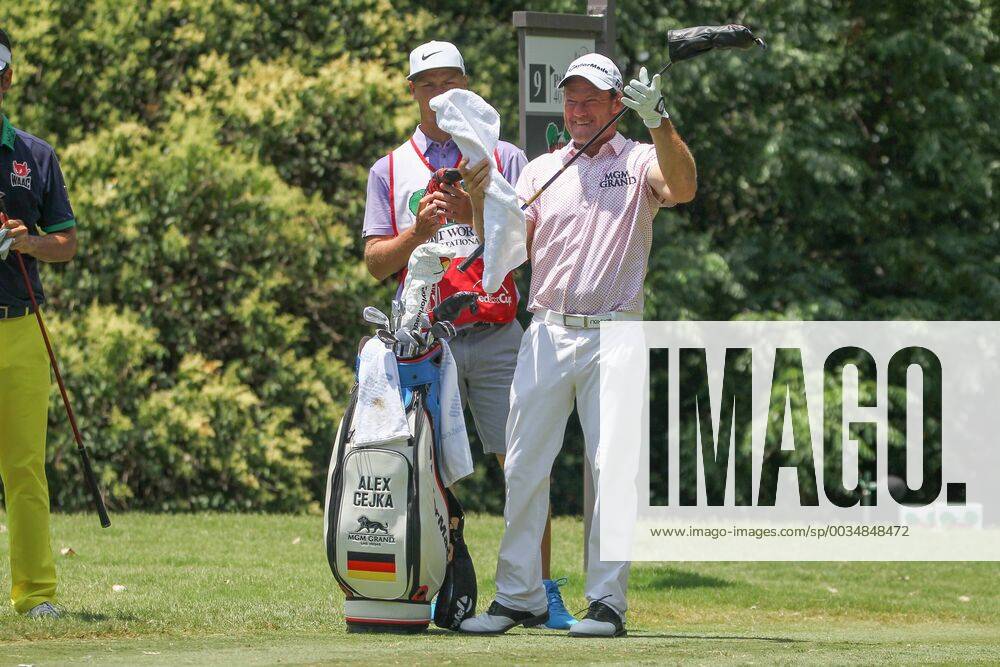 FORT WORTH, TX - MAY 26: Alex Cejka (GER) selects a club on the 9th tee during the third round of the Fort Worth Invitational on May 26, 2018 at Colonial Country Club in Fort Worth, TX. (Photo by George Walker Icon Sportswire) GOLF: MAY 26 PGA Golf Herren - Fort Worth Invitational Icon18052638