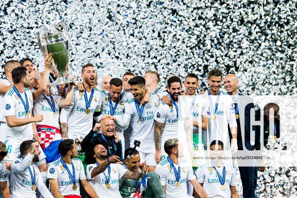 Players of Real Madrid celebrate with the trophy after the UEFA Champions League final between Real Madrid and Liverpool on May 26, 2018 in Kyiv Photo Vegard Wivestad Grott BILDBYRAN Code VG 170178