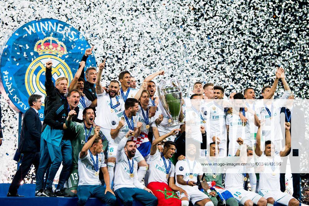 Players of Real Madrid celebrate with the trophy after the UEFA Champions League final between Real Madrid and Liverpool on May 26, 2018 in Kyiv Photo Vegard Wivestad Grott BILDBYRAN Code VG 170178