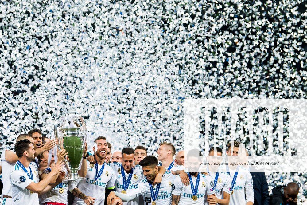 Players of Real Madrid celebrate with the trophy after the UEFA Champions League final between Real Madrid and Liverpool on May 26, 2018 in Kyiv Photo Vegard Wivestad Grott BILDBYRAN Code VG 170178