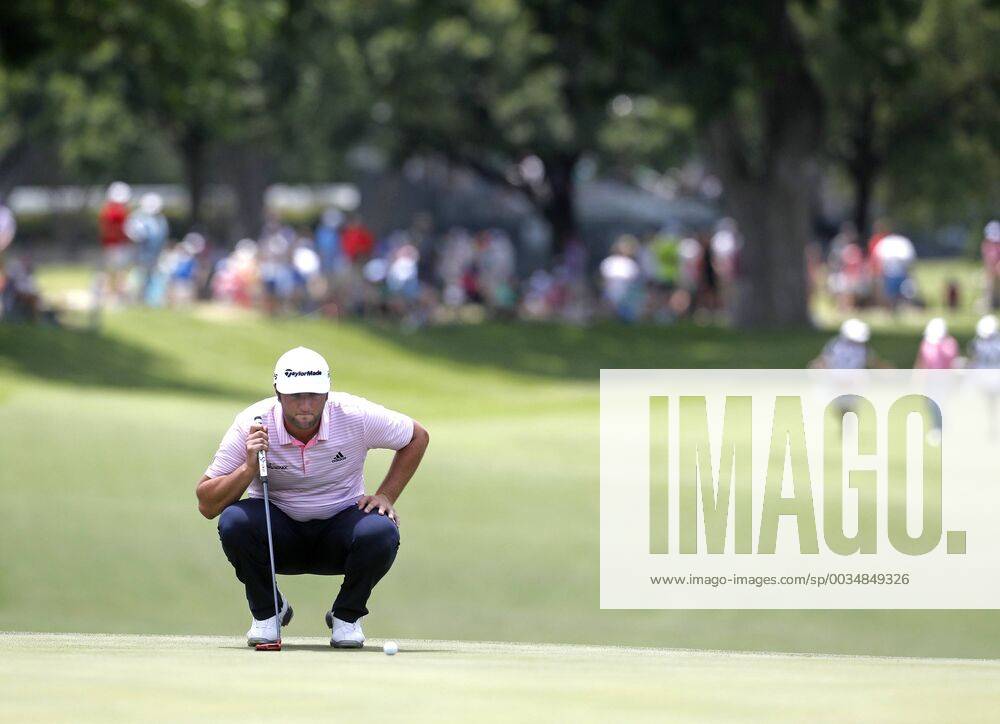 Fort Worth, TX, USA - Jon Rahm lines up his final put of the day during the Fort Worth Invitational Golf Tournament at Colonial Country Club Saturday May 26, 2018 in Fort Worth, Texas. Fort Worth Invivtational - ZUMAm67_ 20180526_zaf_m67_004