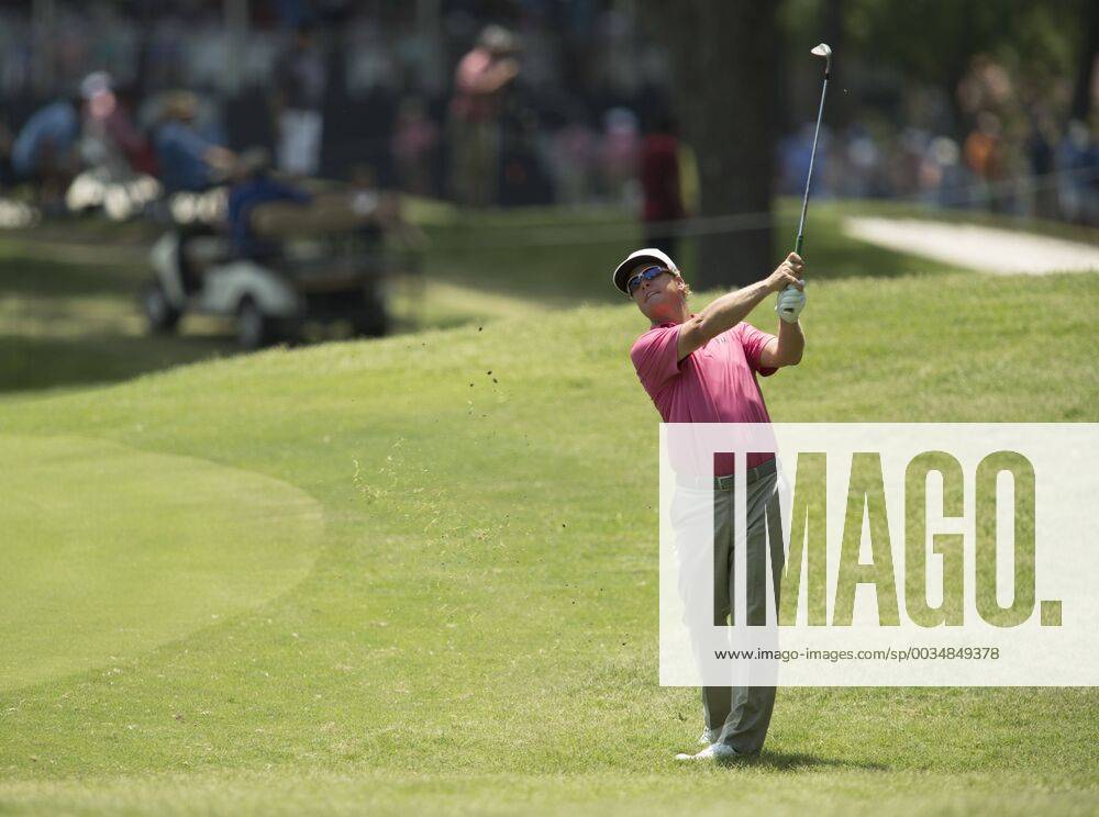 Fort Worth, TX, USA - FORT WORTH, TX - MAY 26, 2018 - Charley Hoffman hits his approach to the 15th hole during the third round of the 2018 Fort Worth Invitational PGA Golf Herren at Colonial Country Club in Fort Worth, Texas 2018 Fort Worth Invitational PGA - ZUMAsc5_ 20180526_zaf_sc5_023