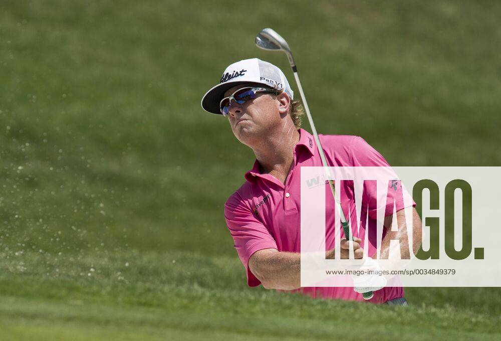 Fort Worth, TX, USA - FORT WORTH, TX - MAY 26, 2018 - Charley Hoffman hits out of the sand trap on the 16th hole during the third round of the 2018 Fort Worth Invitational PGA Golf Herren at Colonial Country Club in Fort Worth, Texas 2018 Fort Worth Invitational PGA - ZUMAsc5_ 20180526_zaf_sc5_024