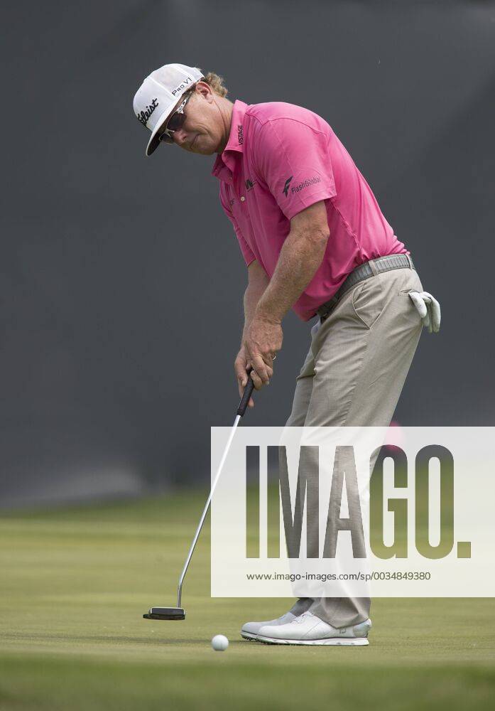 Fort Worth, TX, USA - FORT WORTH, TX - MAY 26, 2018 - Charley Hoffman putts on the 15th hole during the third round of the 2018 Fort Worth Invitational PGA Golf Herren at Colonial Country Club in Fort Worth, Texas 2018 Fort Worth Invitational PGA - ZUMAsc5_ 20180526_zaf_sc5_025