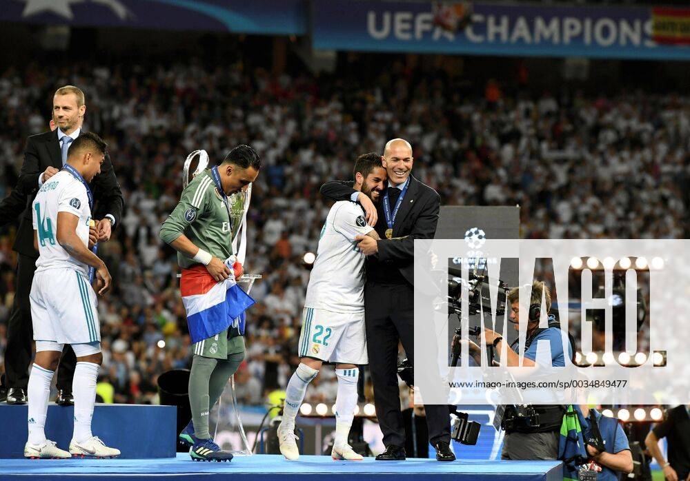 Real Madrid s player Isco (C) embraces to head coach Zinedine Zidane (R) after the UEFA Champions League final game between Real Madrid and Liverpool FC at the NSC Olimpiyskiy stadium in Kiev, Ukraine, 26 May 2018. UCL Final 2018 - Real Madrid vs Liverpool FC !ACHTUNG: NUR REDAKTIONELLE NUTZUNG!