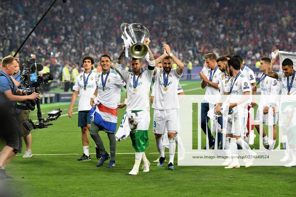 Real Madrid s players celebrate with the trophy after winning the UEFA Champions League final game between Real Madrid and Liverpool FC at the NSC Olimpiyskiy stadium in Kiev, Ukraine, 26 May 2018. UCL Final 2018 - Real Madrid vs Liverpool FC !ACHTUNG: NUR REDAKTIONELLE NUTZUNG!