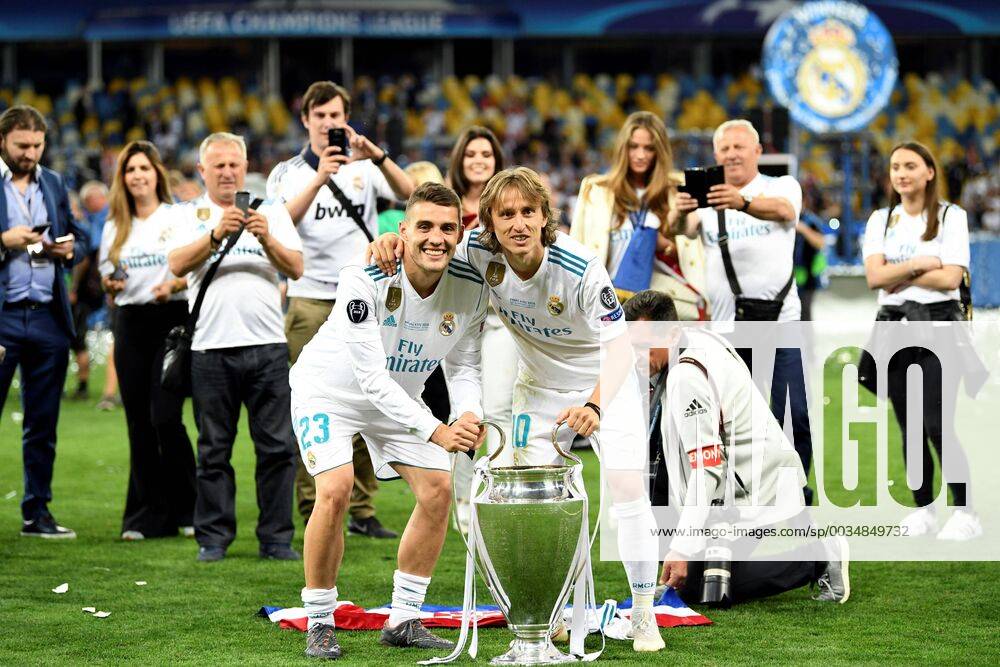 Real Madrid s players Mateo Kovacic (L) and Luka Modric (R) celebrate with the trophy after their team won the UEFA Champions League final game between Real Madrid and Liverpool FC at the NSC Olimpiyskiy stadium in Kiev, Ukraine, 26 May 2018. UCL Final 2018 - Real Madrid vs Liverpool FC !ACHTUNG: NUR REDAKTIONELLE NUTZUNG!