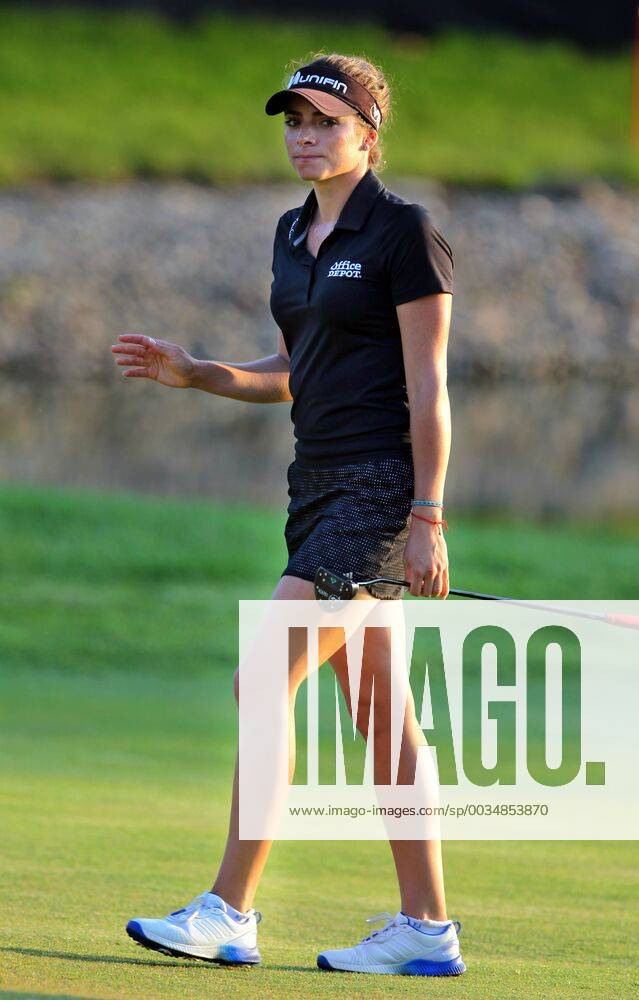 Ann Arbor, Michigan, United States - Gaby Lopez of Mexico City, Mexico greets the gallery as she walks onto the 18th green during the third round of the LPGA Golf Damen Volvik Championship at Travis Pointe Country Club, Ann Arbor, MI, USA Saturday, May 26, 2018. LPGA Volvik Championship - Round Three - ZUMAn230 20180526_zaa_n230_1503