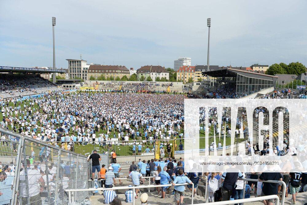 Platzsturm after the final whistle final cheering the fans storm the place joy friendly happy bright optimistic cheering about the ascent football relegation to the third league TSV 1860 Munich 1 FC Saarbrücken