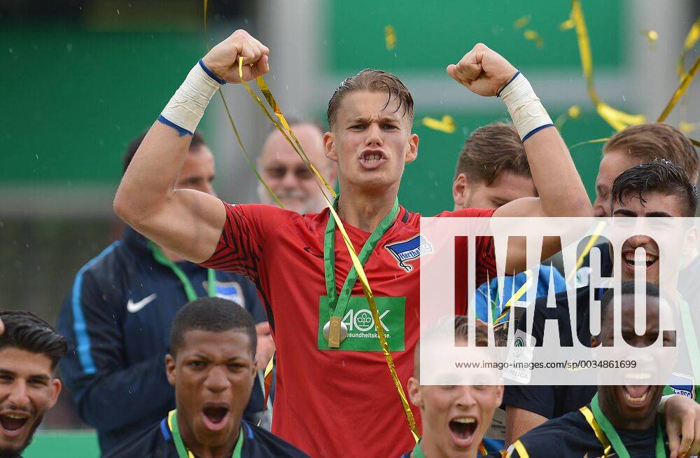 Oberhausen Germany 27 05 2018 A Juniors Bundesliga 2017 18 Season Final FC Schalke 04 U19 Hertha BSC U19 Goalkeeper Dennis Smarsch BSC U19 cheers Jubilation DeFodi521