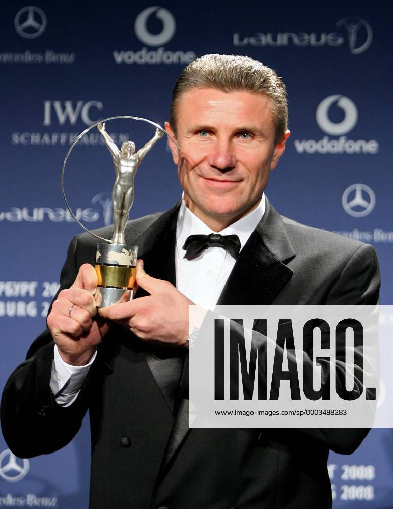 Sergey Bubka (Ukraine) präsentiert stolz den Laureus Award 2008 für sein Lebenswerk - Leichtathletik Herren Laureus World Sports Awards 2008, Wahl, Sportlerwahl, Sportlerehrung, Ehrung, Auszeichnung Einzelbild St. Petersburg Leichtathletik Herren Laureus World Sports Awards 2008, Wahl, Sportlerwahl, Sportlerehrung, Ehrung, Auszeichnung Einzelbild St. Petersburg