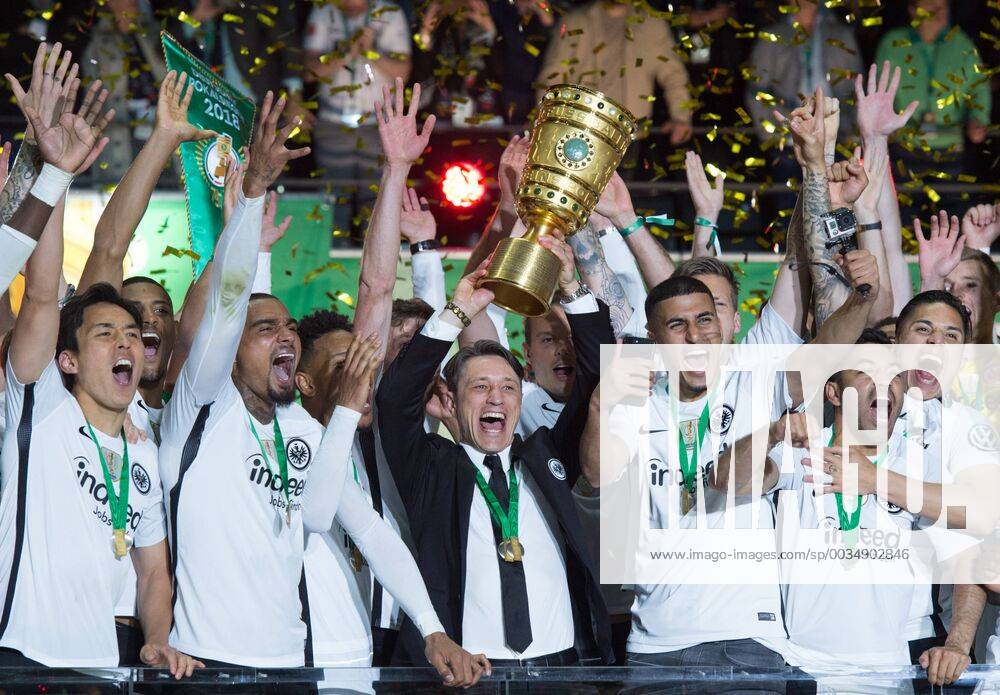 Award Ceremony Head coach Niko Kovac FRA extends the trophy The team of Eintracht Frankfurt is cup winner 2018 Football DFB Pokal season 2017 2018 75 Cup final FC Bayern Munich Eintracht Frankfurt in the Olympic Stadium in Berlin Germany on 19 05 2018